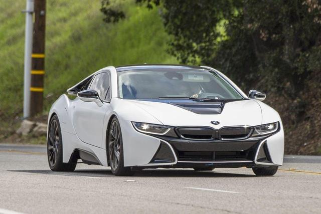 画像2: BMW i8、2千万のハイブリッドスポーツカーに乗る20歳モデル