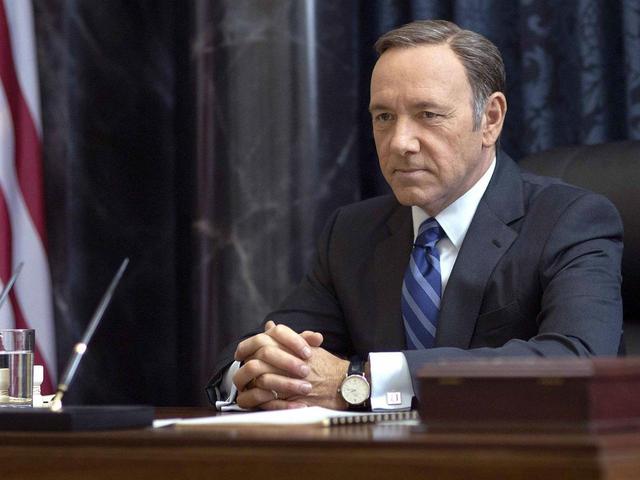 画像: 動画のなかのケヴィンの口調や仕草は、『ハウス・オブ・カード 野望の階段』で演じたフランクそのものだった。