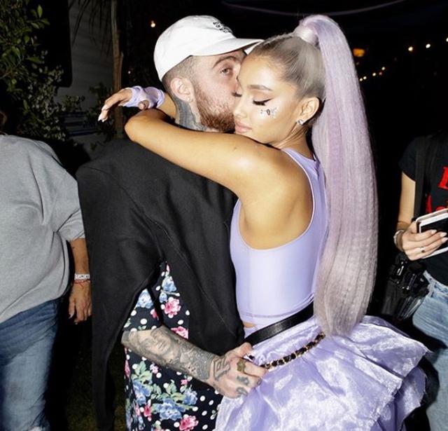 画像: バックステージには同年9月に亡くなった恋人でラッパーの マック・ミラー の姿も。©instagram/arianagrande