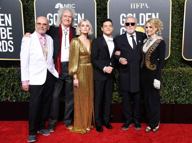 画像: クイーンのマネージャーのジム・ビーチ(左1)、ブライアン・メイ(左2)、ルーシー・ボイントン(左3)、ラミ・マレック(右3)、ロジャー・テイラー(右2)、ロジャーの妻サリナ・ポットギター(右1)