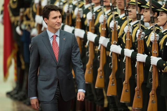 画像1: カナダ首相のスノボ仲間は?