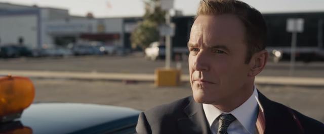 画像: コールソン役を再演するのは、『アイアンマン』シリーズや『マイティ・ソー』シリーズ、ドラマ『エイジェント・オブ・シールド』で同役を演じた俳優のクラーク・グレッグ。時代設定に合わせ、サミュエル演じるフューリーと同じくデジタル技術によって25歳若返った姿で描かれる。©Marvel Entertainment/ Youtube
