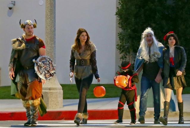 画像: 昨年のハロウィンの時に、クリス、キャサリン、クリス&アンナの息子ジャック君、アンナの恋人マイケル・バレット、そしてアンナの5人で一緒にいるところを目撃された。