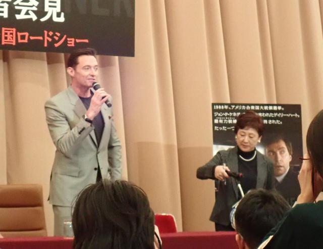 画像1: 隣の通訳者へ、まさかの気遣い!