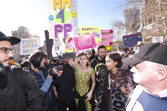 画像: 2017年ロサンゼルスで行われたウィメンズ・マーチに「PP(Pussy Powerの略)」と書かれたプラカードを掲げて参加するマイリー。