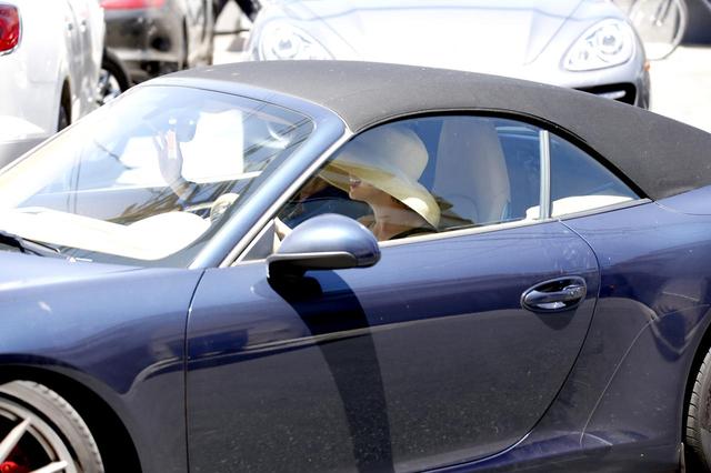 画像2: アン・ハサウェイはポルシェの名車911【セレブの愛車】