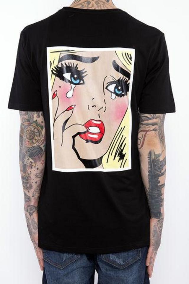 画像: 背面にはアメコミ風の女性の泣き顔をプリント。 www.blackpyramidclothing.com