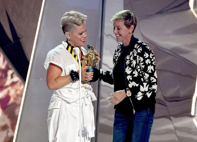 画像: 2017年 MTVビデオミュージックアワードに登場したピンクとエレン・ジェネレス