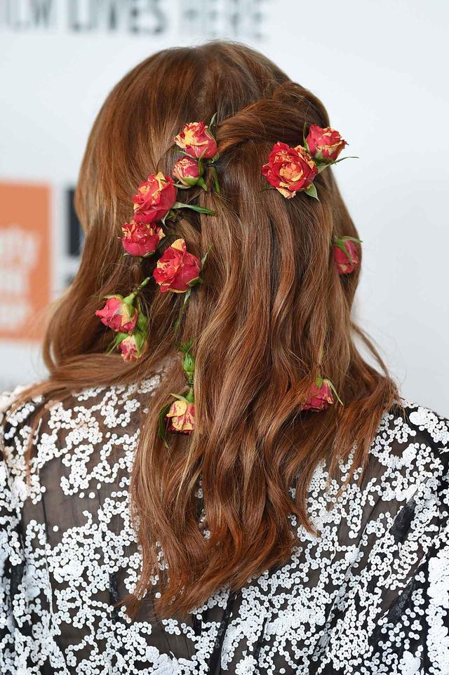 画像2: 髪に花を飾ったロマンティックなヘアアレンジ