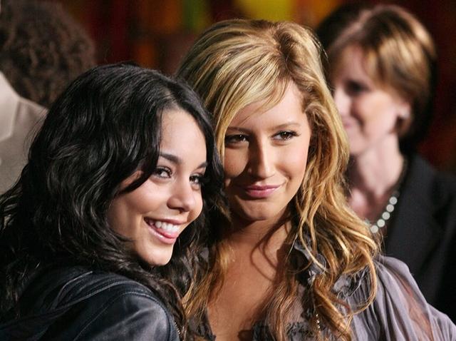 画像: 2007年 『ハイスクール・ミュージカル』で共演した親友ヴァネッサ・ハジェンズと