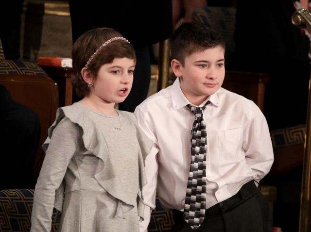 画像1: トランプ大統領の演説に招かれた男の子、式の最中にやらかす