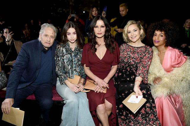 画像: 左から俳優のマイケル・ダグラス、娘のケーリー・ゼタ・ダグラス&女優のキャサリン・ゼタ・ジョーンズ、ケイト・ハドソン、ケリー・ワシントン。