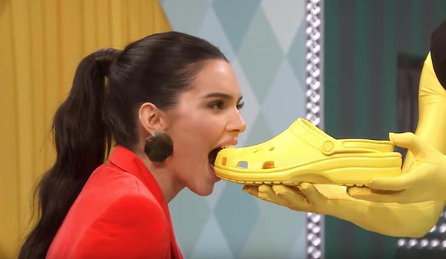 画像1: 超人気モデルが「靴」をガブッ!