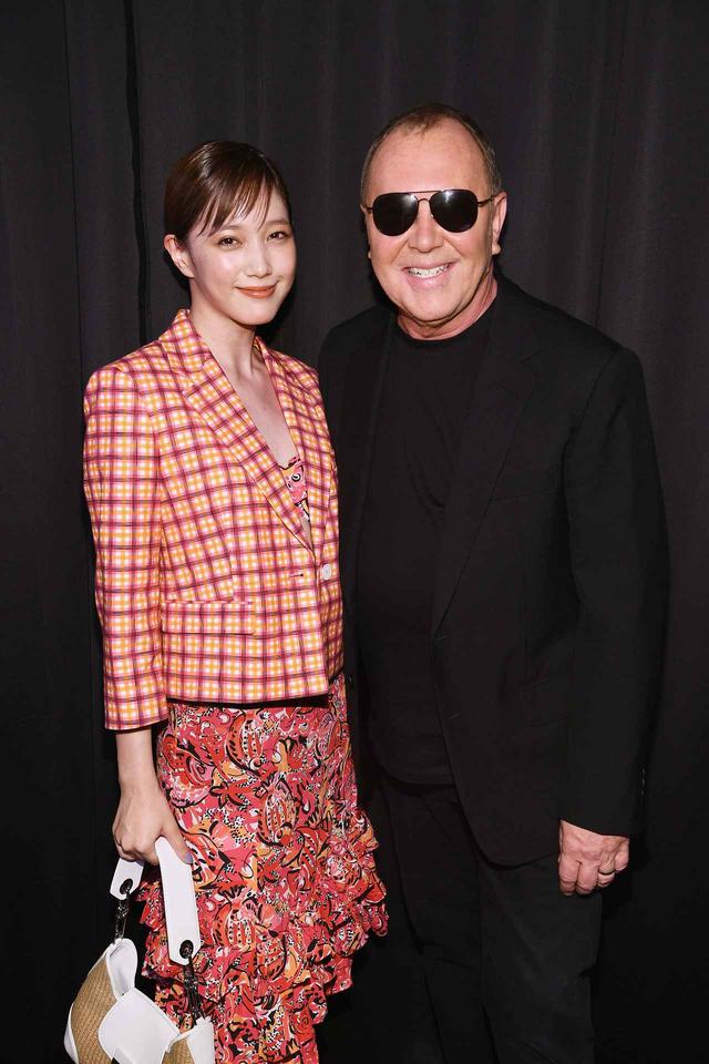 画像: デザイナーのマイケル・コースと本田 翼