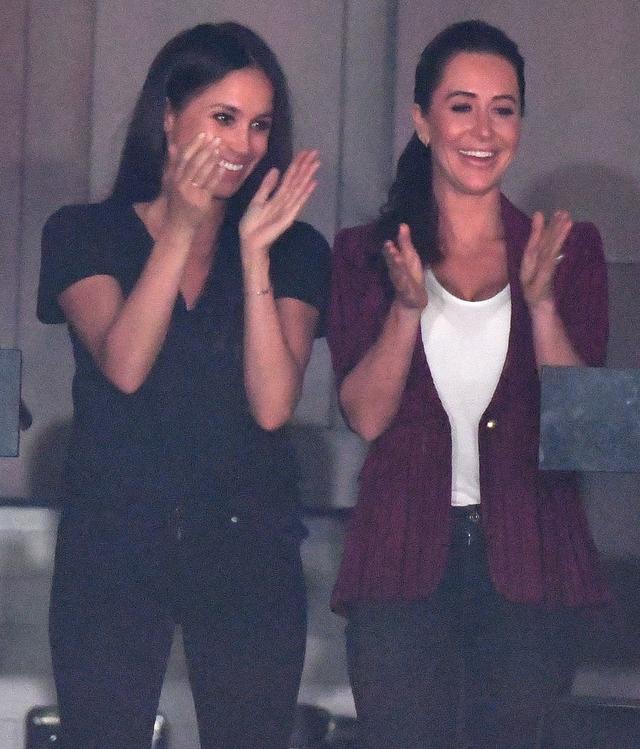 画像: メーガン妃と親友のジェシカ・マロニー。写真はヘンリー王子との婚約中にカナダ・トロントで撮影されたもの。