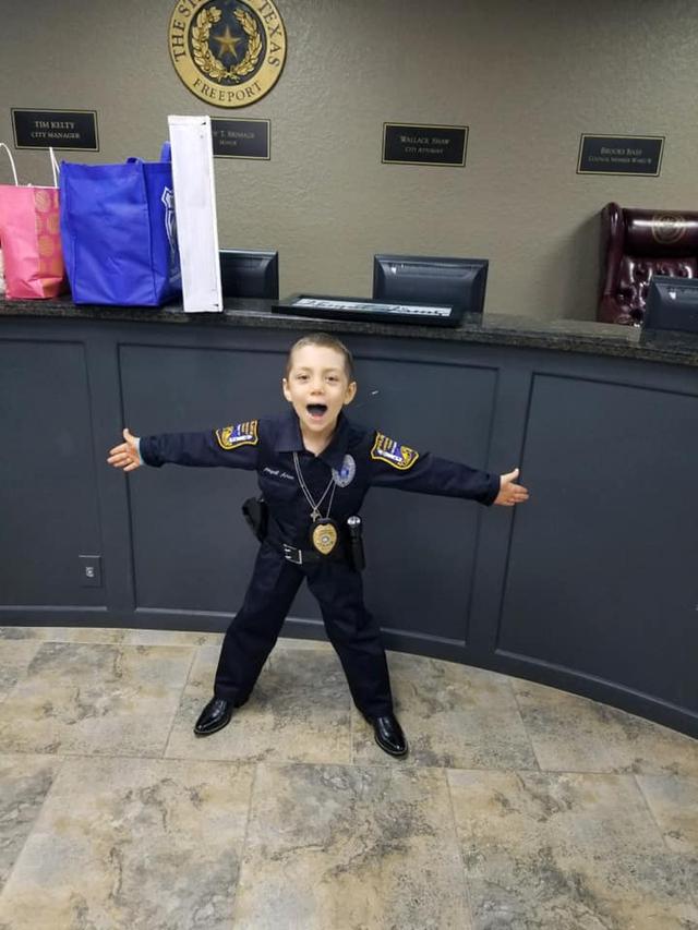 画像4: 末期ガンの6歳の少女、警察官になりたいという夢を叶える