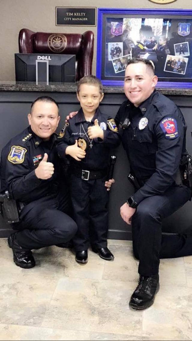 画像3: 末期ガンの6歳の少女、警察官になりたいという夢を叶える