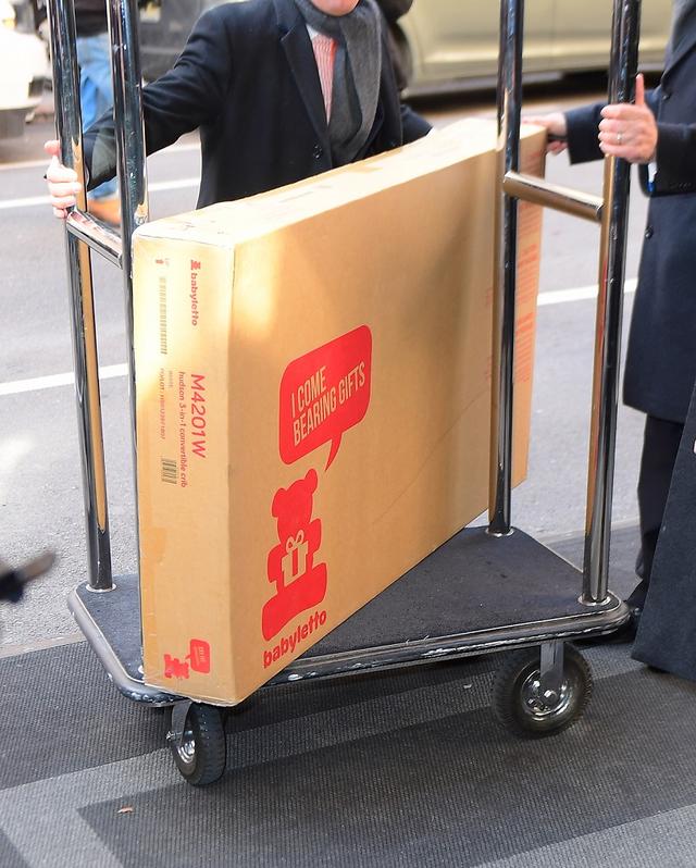 画像: 贈り物のベビーベッド。