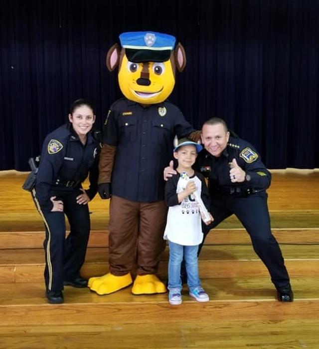 画像2: 末期ガンの6歳の少女、警察官になりたいという夢を叶える