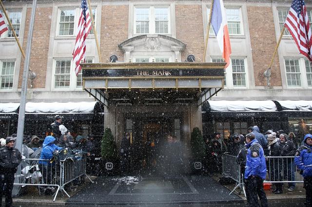 画像: 会場となったザ・マーク・ホテルの玄関。現地時間の2月19日、会場となったホテルにメーガン妃や彼女の友人たちが続々と集まっており、大量の花や贈り物などが運び込まれていたことから、この日がベビーシャワー本番と伝えられていたが、実際にはその翌日の20日に本祝いが行なわれた模様。