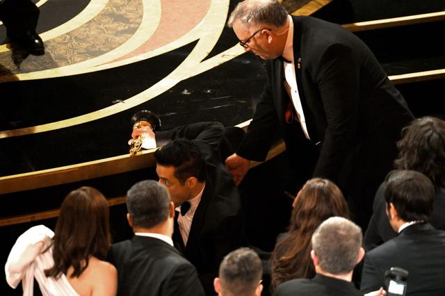 画像1: ラミ・マレック、アカデミー賞ステージから落下していた!救護班も出動