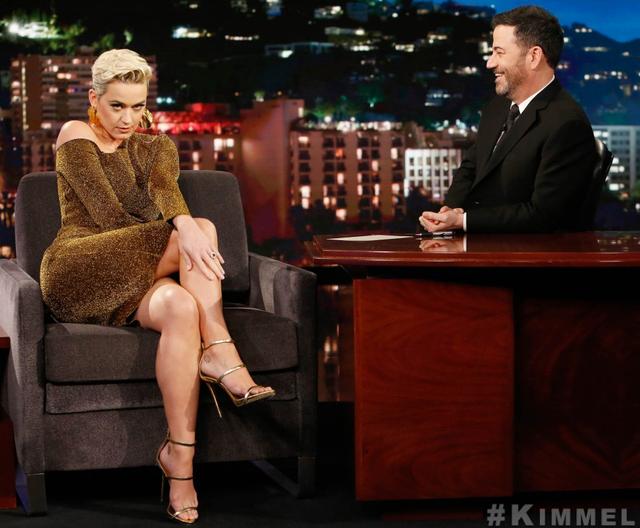 画像: いろんなポーズで婚約指輪を見せびらかすケイティ。©Jimmy Kimmel Live! / Twitter