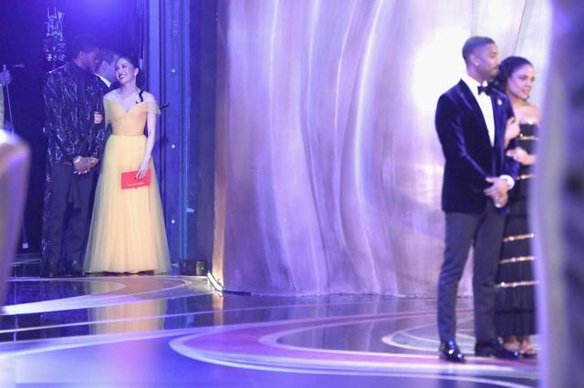 画像: 2018年公開の話題作の主演2人が舞台袖で談笑