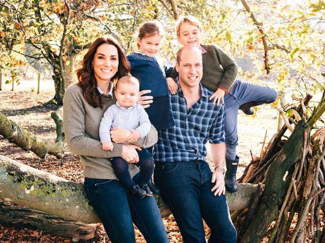 画像: 2018年のクリスマスカード用に撮影された家族写真。©Kensington Palace/ Twitter