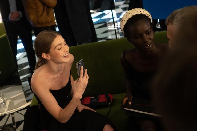 画像6: ジジ・ハディッド、パリ・ファッションウィークで1日3変化【写真】