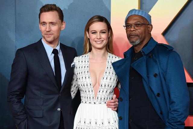 画像: 『キングコング:髑髏島の巨神』プレミアにて、トム・ヒドルストン(左)、ブリー・ラーソン(中央)、サミュエル・L・ジャクソン(右)