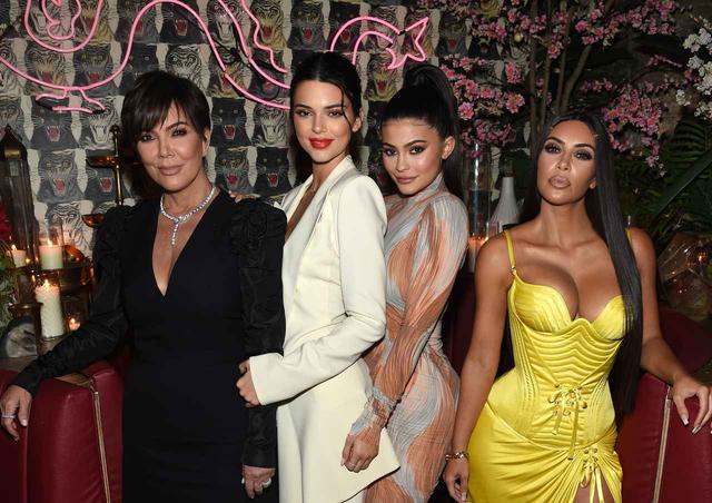 画像: 左からクリス・ジェンナー、モデルのケンダル・ジェンナー、カイリー・ジェンナー、リアリティスターのキム・カーダシアン。