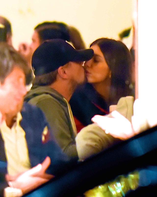 画像: 1月にはニューヨークのレストランでキス写真を激写された。