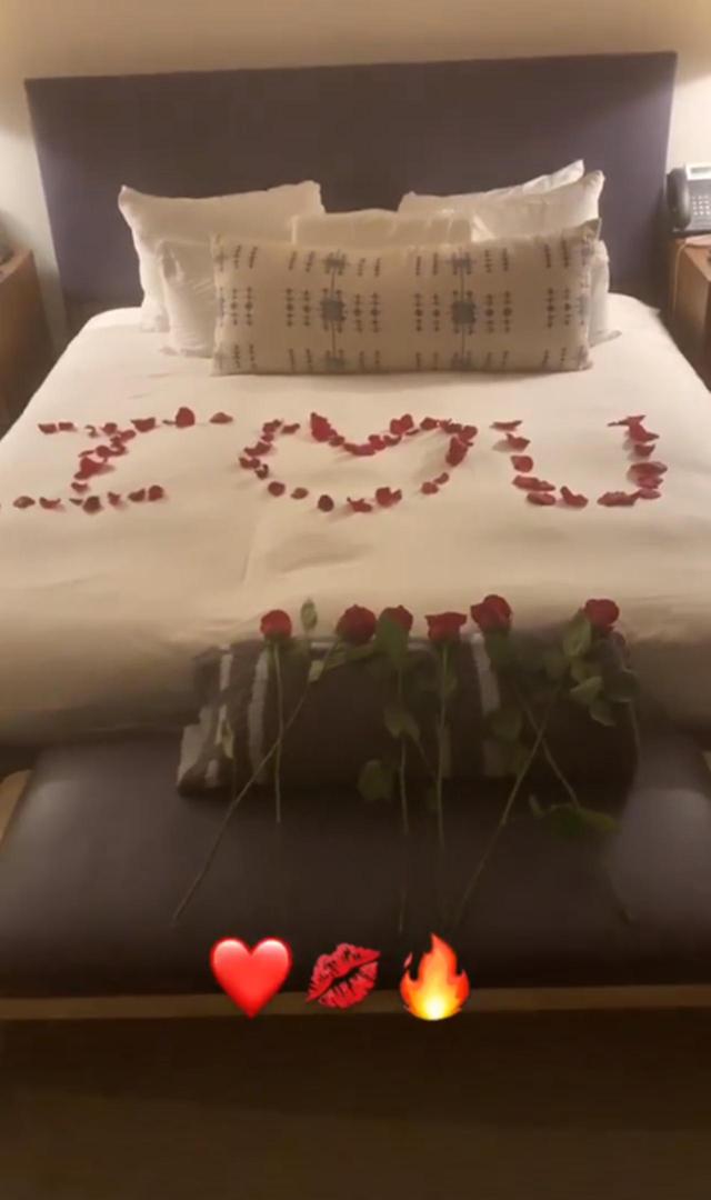 画像: 先ほどの婚約指輪の写真と、ほぼ同時刻にアレックスのインスタグラムのストーリーにアップされた動画には、プロポーズ前後に撮影されたものと思われる、バラの花びらで 「アイ・ラブ・ユー(愛してる)」 の文字が描かれたベッドが映っていた。