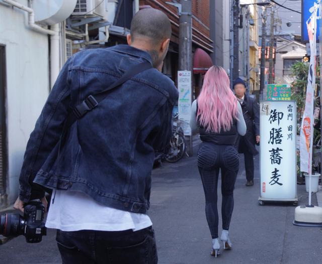画像: 日本の裏路地を歩く姿をうしろからカメラマンに撮らせるキム・カーダシアン。