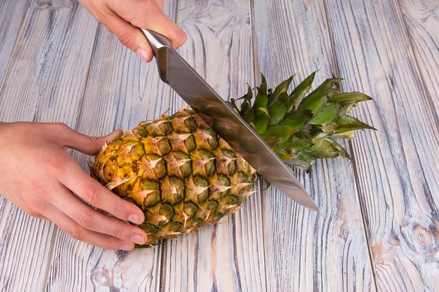 画像: パイナップルの「斬新な食べ方」に世界が激震!こうすれば簡単だった