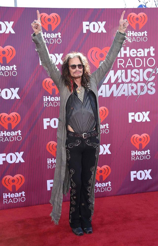 画像9: iHeartRadioアワードのレッドカーペットスタイルをお届け、人気セレブの衣装は?