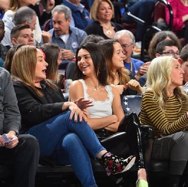 画像: ベン母と楽しそうにNBA試合を観戦するケンダル。©kendallthequeeen/Instagram www.instagram.com