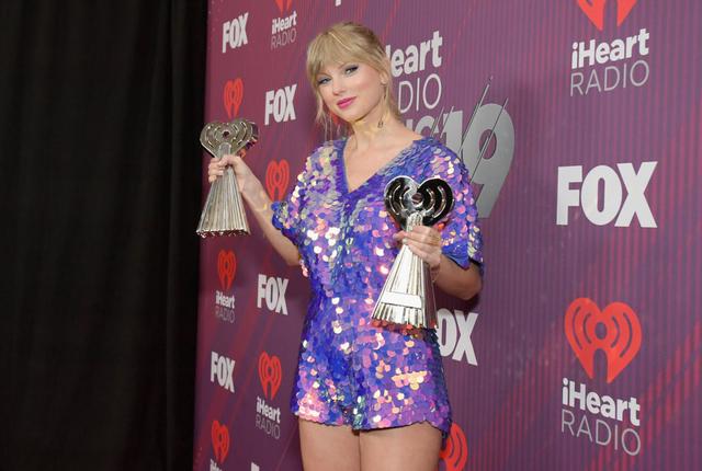 画像2: テイラー・スウィフトがiHeartRadioアワードの受賞スピーチでファンに感謝【スピーチ全訳】