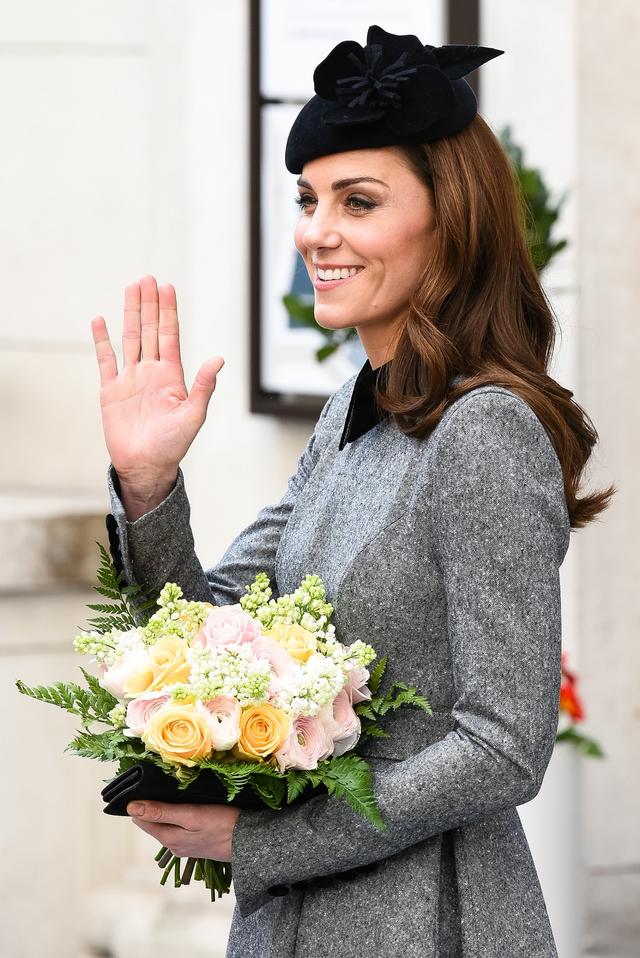 画像: キャサリン妃が着用したコートドレスはイギリスを拠点に活躍するフランス人デザイナー、キャサリン・ウォーカー(Catherine Walker)のもの。