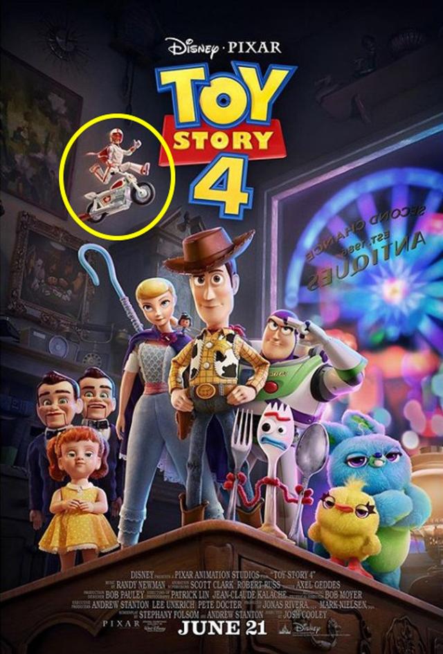 画像: ウッディたちの頭上を飛ぶ、バイクに乗ったキャラが「デューク・カブーン」。©toystory/ Instagram