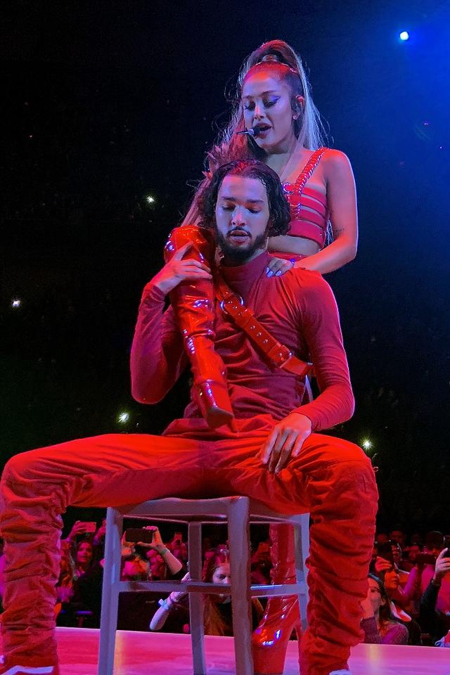 画像: イスに座った男性ダンサーの肩に脚を乗せるなど、ラップダンス風のセクシーなダンスも。