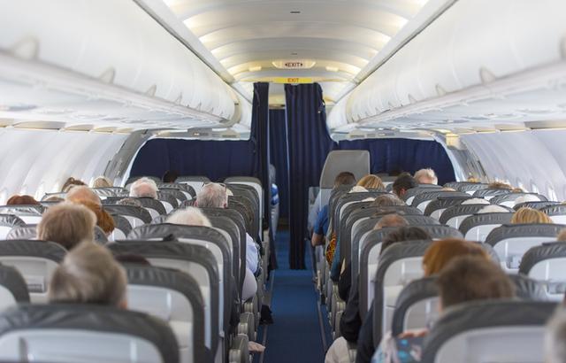 画像: 「他のお客様のご迷惑に」飛行機から追放されかけた女性の服装に賛否