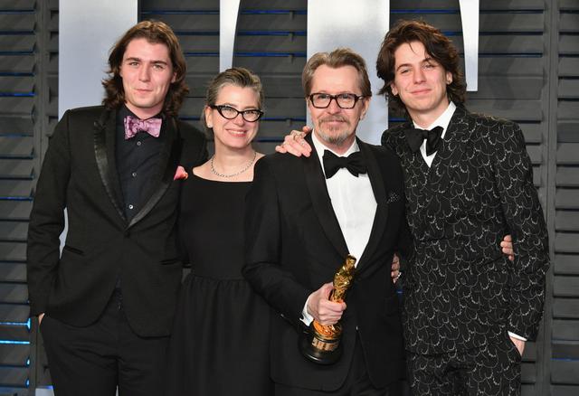 画像: 左から:ゲイリーの長男ガリバー、現在の妻ジゼル・シュミット、ゲイリー、次男のチャーリー。