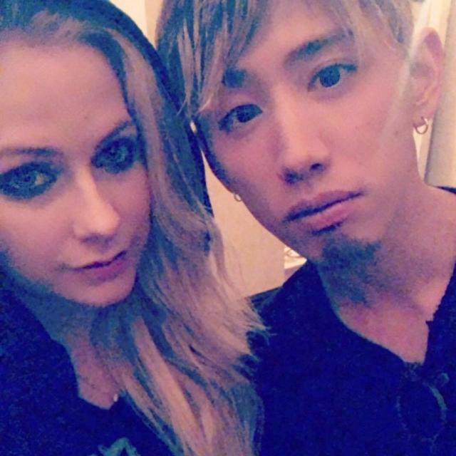 画像: ワンオクのボーカルTakaとのツーショットを「ジャパニーズ・ファミリー」という言葉つきでSNSに公開。