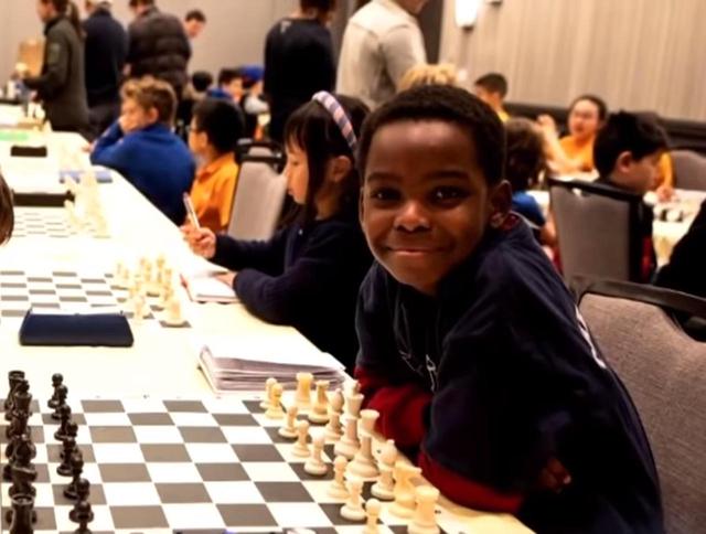 画像2: 8歳の難民、ホームレスシェルターに住む少年がチェスの大会で優勝