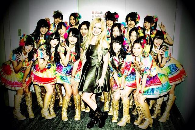 画像: 「みんな最高!」というコメントと共にSKE48との写真を自身の公式ツイッターに公開。©Avril Lavigne/Twitter