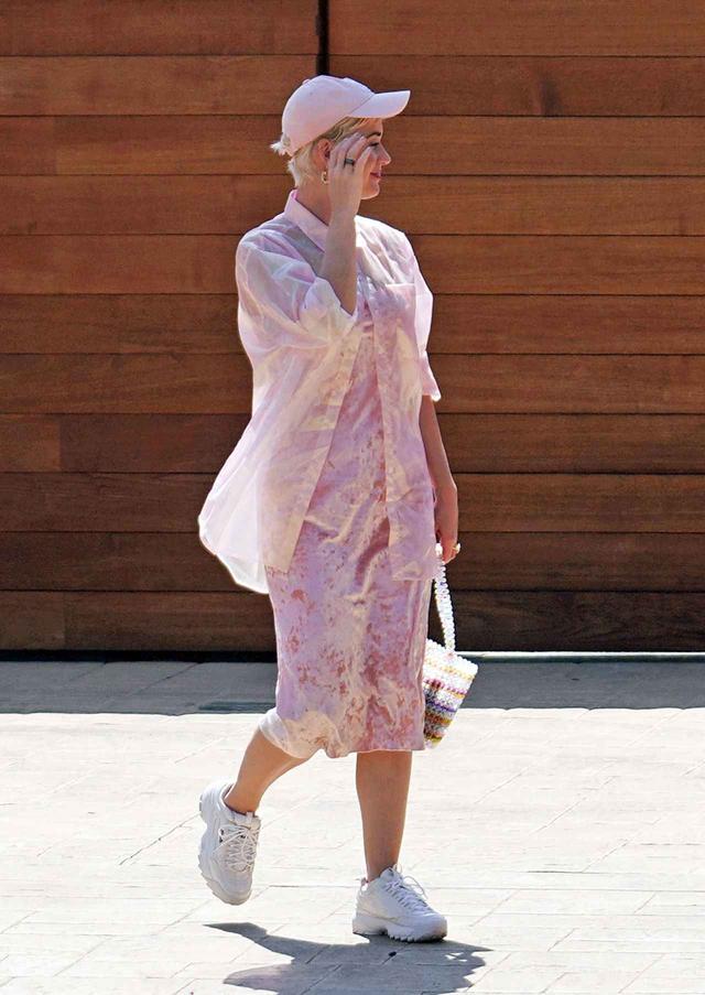 画像2: ケイティ・ペリーの私服、春ワンピと白スニーカーコーデがおしゃれ