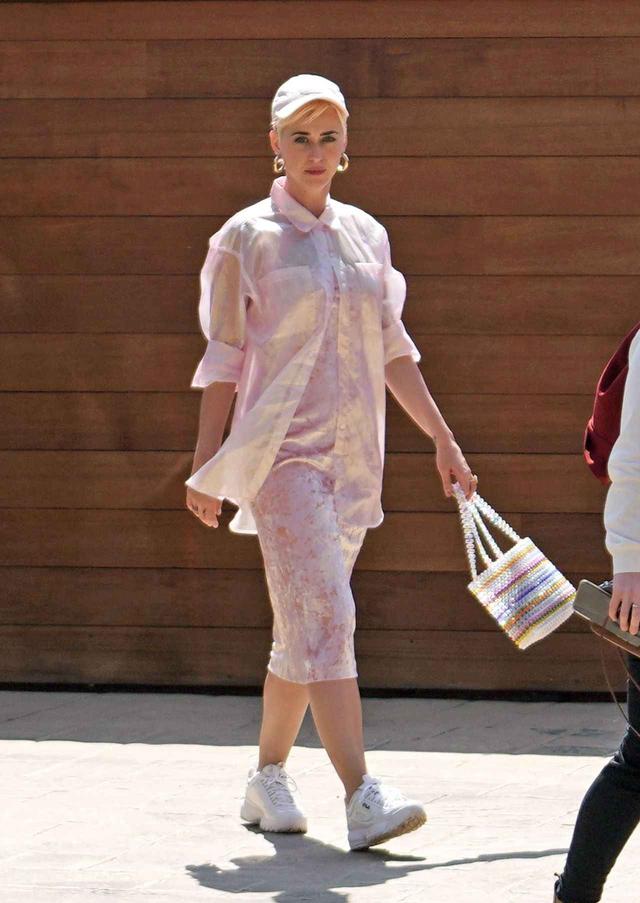 画像1: ケイティ・ペリーの私服、春ワンピと白スニーカーコーデがおしゃれ