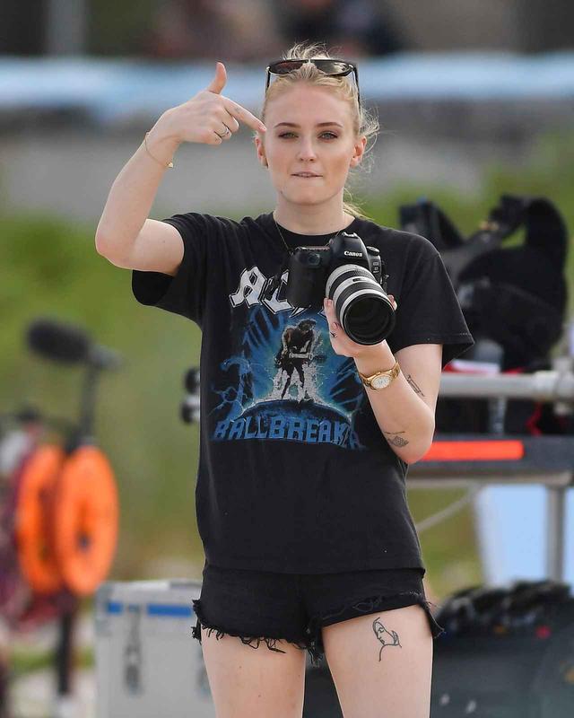 画像6: ソフィー・ターナー、撮影現場をパパラッチする人を逆パパラッチ
