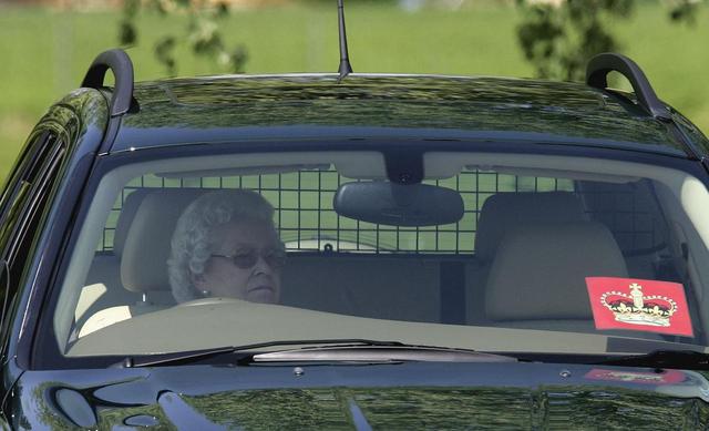 画像1: ワイルドな運転姿で有名なエリザベス女王、92歳でついに運転をやめる意向